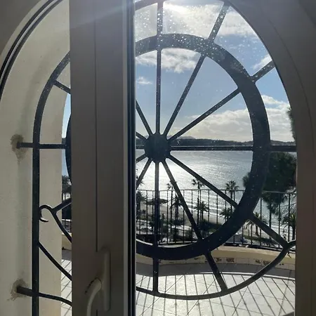 : Tres Bel Avec Grande Terrasse Et Vue Exceptionnelle Sur